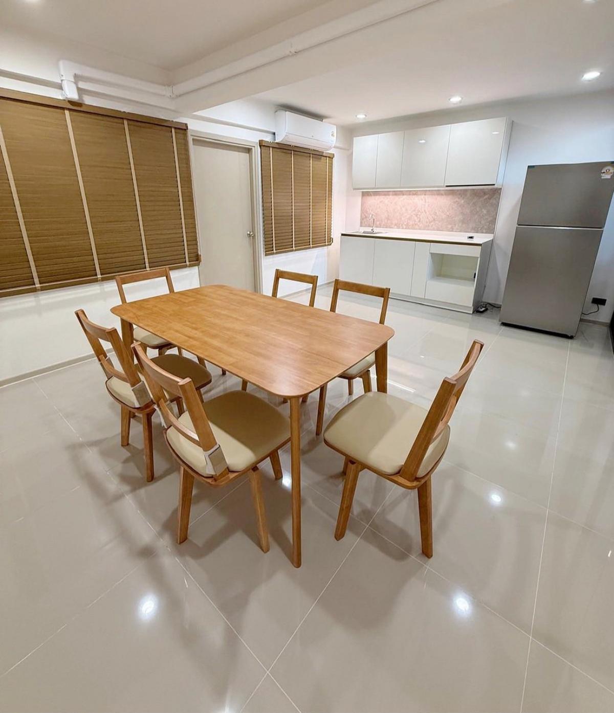For SaleTownhomePattanakan, Srinakarin : 28/02/2026, Luxury house, 3 bedrooms, with a wide area of 210 sq m., in the heart of Pattanakarn. Rent 65,000 baht/month, selling for 11.5 million, great price!