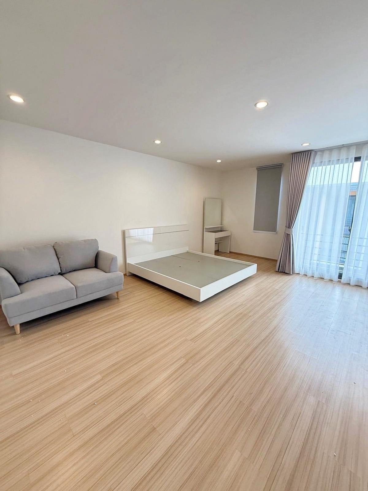 For SaleTownhomePattanakan, Srinakarin : 28/02/2026, Luxury house, 3 bedrooms, with a wide area of 210 sq m., in the heart of Pattanakarn. Rent 65,000 baht/month, selling for 11.5 million, great price!