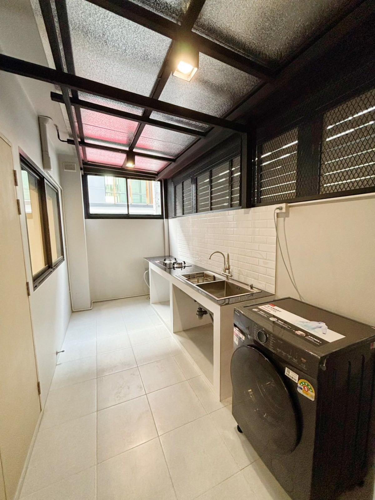 For SaleTownhomePattanakan, Srinakarin : 28/02/2026, Luxury house, 3 bedrooms, with a wide area of 210 sq m., in the heart of Pattanakarn. Rent 65,000 baht/month, selling for 11.5 million, great price!