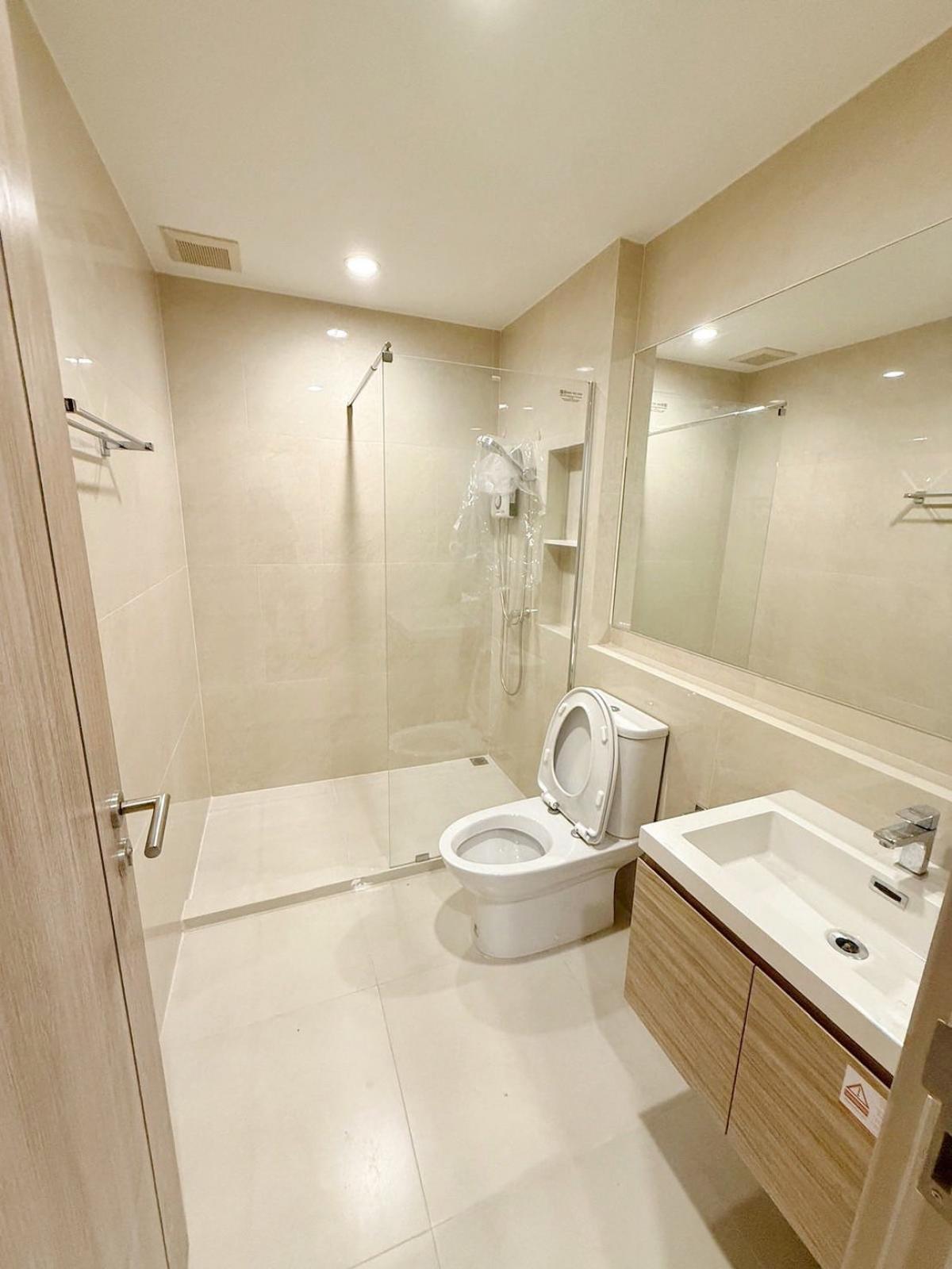 For SaleTownhomePattanakan, Srinakarin : 28/02/2026, Luxury house, 3 bedrooms, with a wide area of 210 sq m., in the heart of Pattanakarn. Rent 65,000 baht/month, selling for 11.5 million, great price!