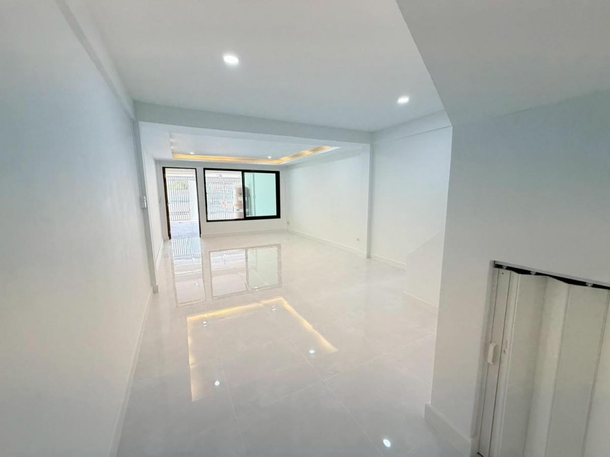 ขายทาวน์โฮมลาดพร้าว เซ็นทรัลลาดพร้าว : 28/02/2026, บ้านเดี่ยวสวย 2 นอน ใกล้ลาดพร้าว ขายเพียง 4.29 ล้าน โอกาสดีทำเลทอง ใกล้แหล่งชุมชนและทางด่วน