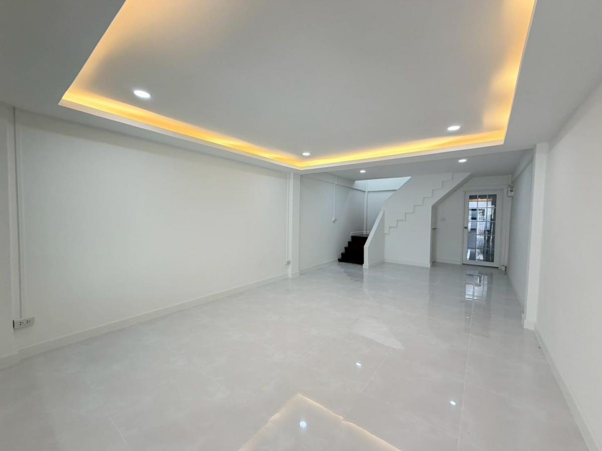 ขายทาวน์โฮมลาดพร้าว เซ็นทรัลลาดพร้าว : 28/02/2026, บ้านเดี่ยวสวย 2 นอน ใกล้ลาดพร้าว ขายเพียง 4.29 ล้าน โอกาสดีทำเลทอง ใกล้แหล่งชุมชนและทางด่วน