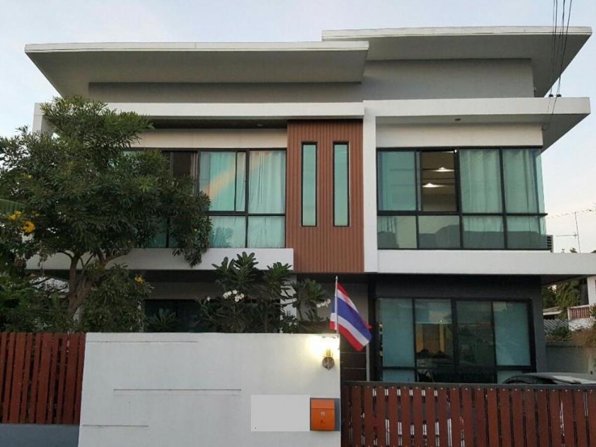 ขายบ้านลาดพร้าว เซ็นทรัลลาดพร้าว : 28/02/2026, บ้านหรู 5 ห้องนอน ย่านลาดพร้าว พร้อมพื้นที่กว้าง 460 ตร.ม. 
ลงทุนหรืออยู่อาศัย ใกล้แยกลาดพร้าว เพียง 19.5 ล้าน!