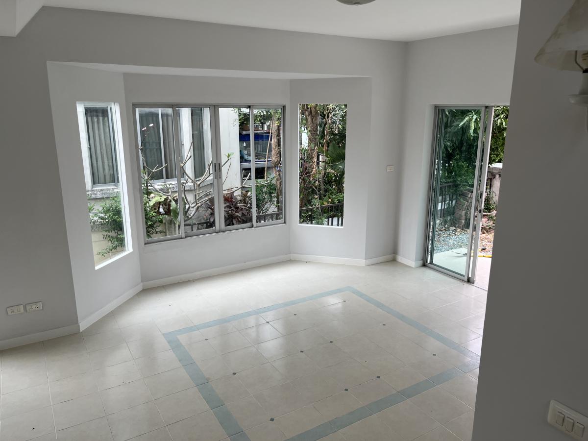 ขายบ้านบางนา แบริ่ง ลาซาล : 28/02/2026, บ้านเดี่ยว 3 ห้องนอน ใกล้ ABAC บางนา ราคาโดนใจ 
พื้นที่กว้าง 170 ตรม. พร้อมสวนและที่จอดรถ ร่มรื่นสงบ