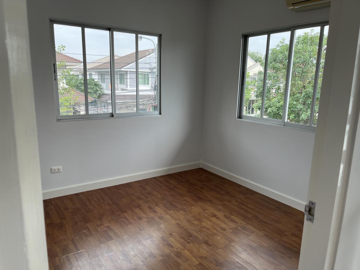 ขายบ้านบางนา แบริ่ง ลาซาล : 28/02/2026, บ้านเดี่ยว 3 ห้องนอน ใกล้ ABAC บางนา ราคาโดนใจ 
พื้นที่กว้าง 170 ตรม. พร้อมสวนและที่จอดรถ ร่มรื่นสงบ