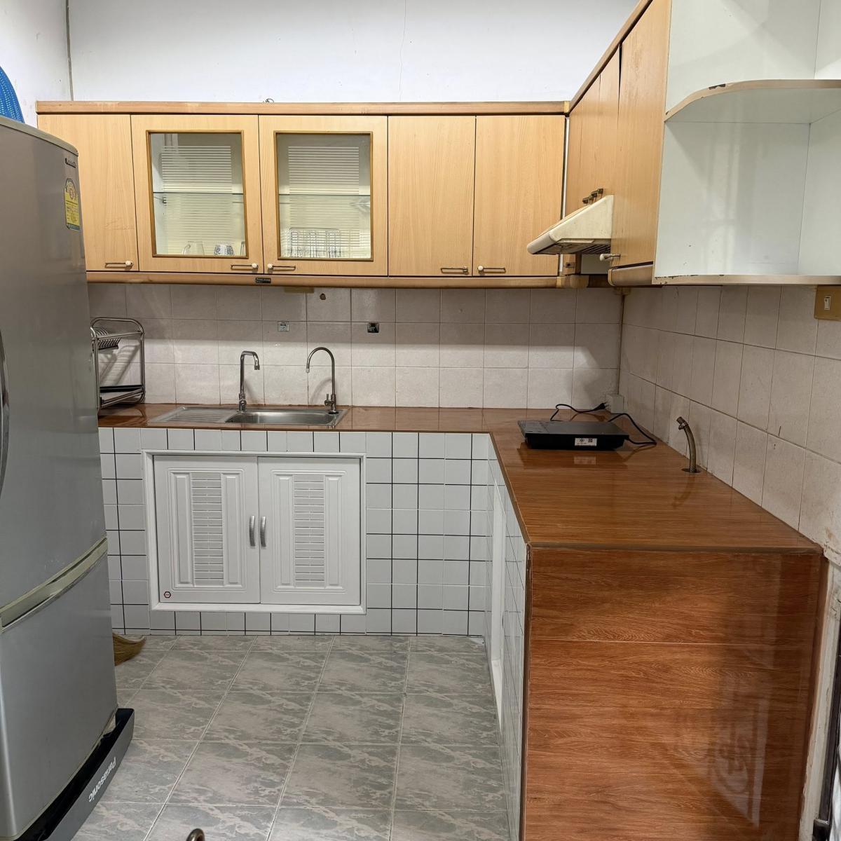 For SaleTownhomePattanakan, Srinakarin : 28/02/2026, 3 bedroom townhome in the heart of Phatthanakan. Ready to move in, great price. Rent or buy, starting at just 17,000 baht per month, house with an area of 36 sq m.