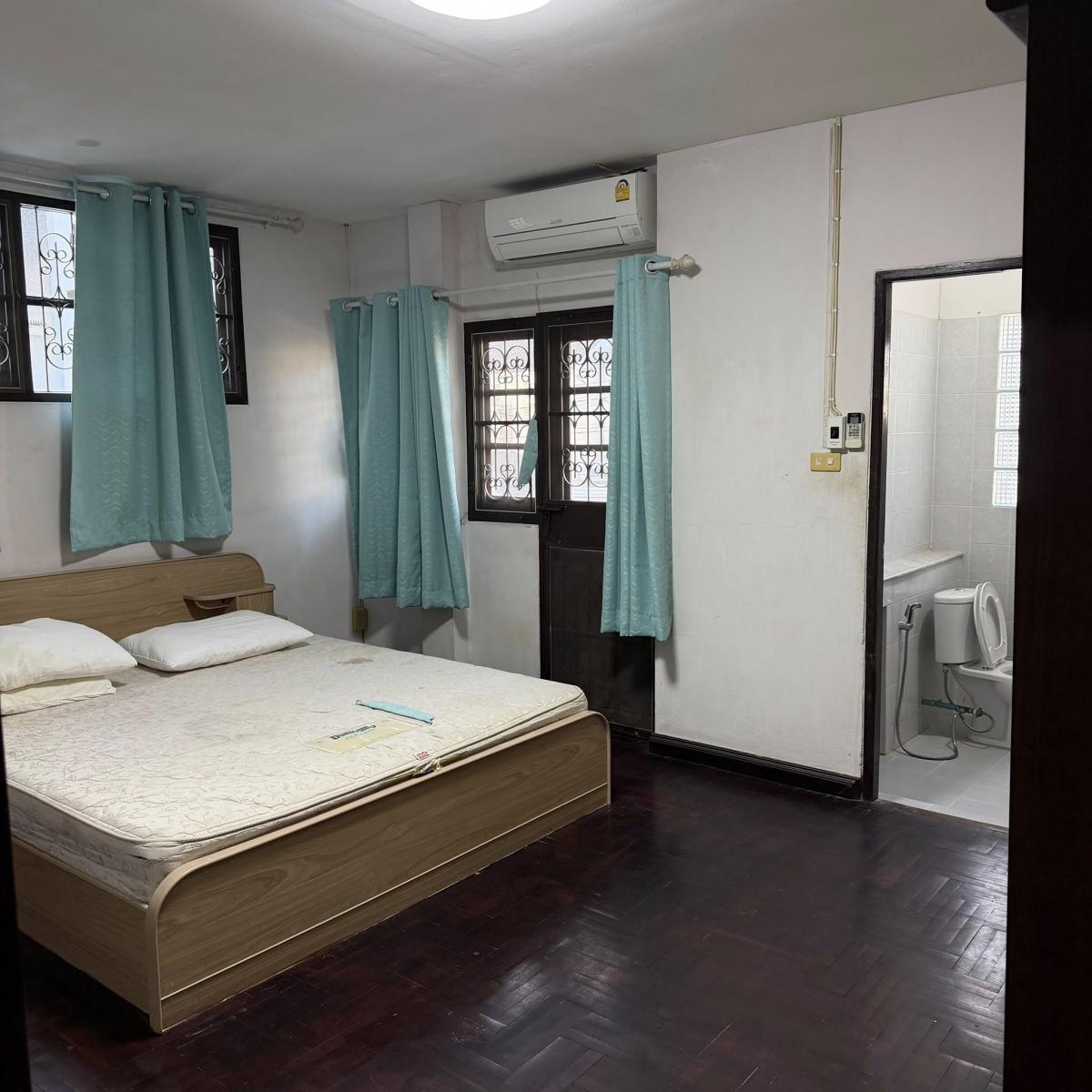 For SaleTownhomePattanakan, Srinakarin : 28/02/2026, 3 bedroom townhome in the heart of Phatthanakan. Ready to move in, great price. Rent or buy, starting at just 17,000 baht per month, house with an area of 36 sq m.