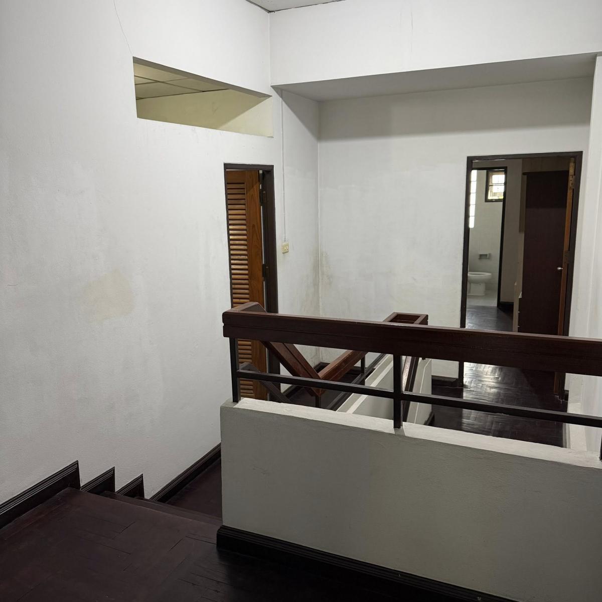 For SaleTownhomePattanakan, Srinakarin : 28/02/2026, 3 bedroom townhome in the heart of Phatthanakan. Ready to move in, great price. Rent or buy, starting at just 17,000 baht per month, house with an area of 36 sq m.