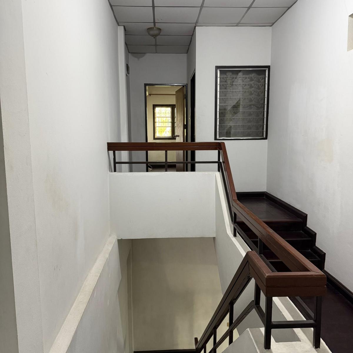 For SaleTownhomePattanakan, Srinakarin : 28/02/2026, 3 bedroom townhome in the heart of Phatthanakan. Ready to move in, great price. Rent or buy, starting at just 17,000 baht per month, house with an area of 36 sq m.