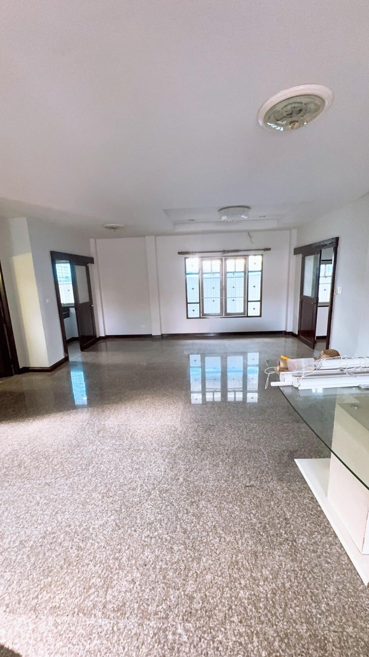 ขายบ้านลาดพร้าว เซ็นทรัลลาดพร้าว : 28/02/2026, บ้านเดี่ยว 4 ห้องนอน ใจกลางลาดพร้าว ใกล้รถไฟฟ้า 
พร้อมที่ดิน 50 ตรว. ราคา 6.99 ล้าน ตัดสินใจวันนี้ได้เลย!