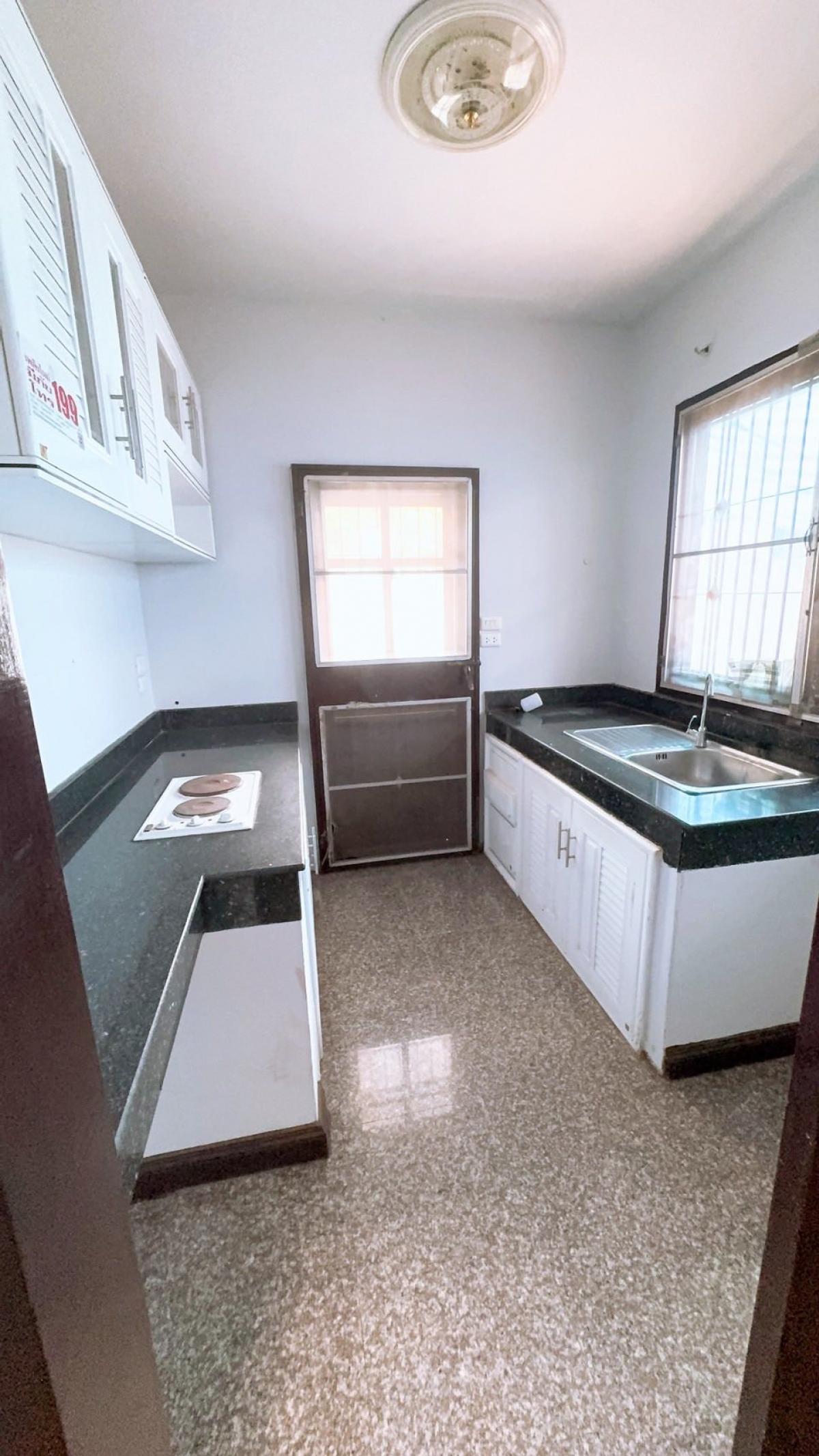 ขายบ้านลาดพร้าว เซ็นทรัลลาดพร้าว : 28/02/2026, บ้านเดี่ยว 4 ห้องนอน ใจกลางลาดพร้าว ใกล้รถไฟฟ้า 
พร้อมที่ดิน 50 ตรว. ราคา 6.99 ล้าน ตัดสินใจวันนี้ได้เลย!