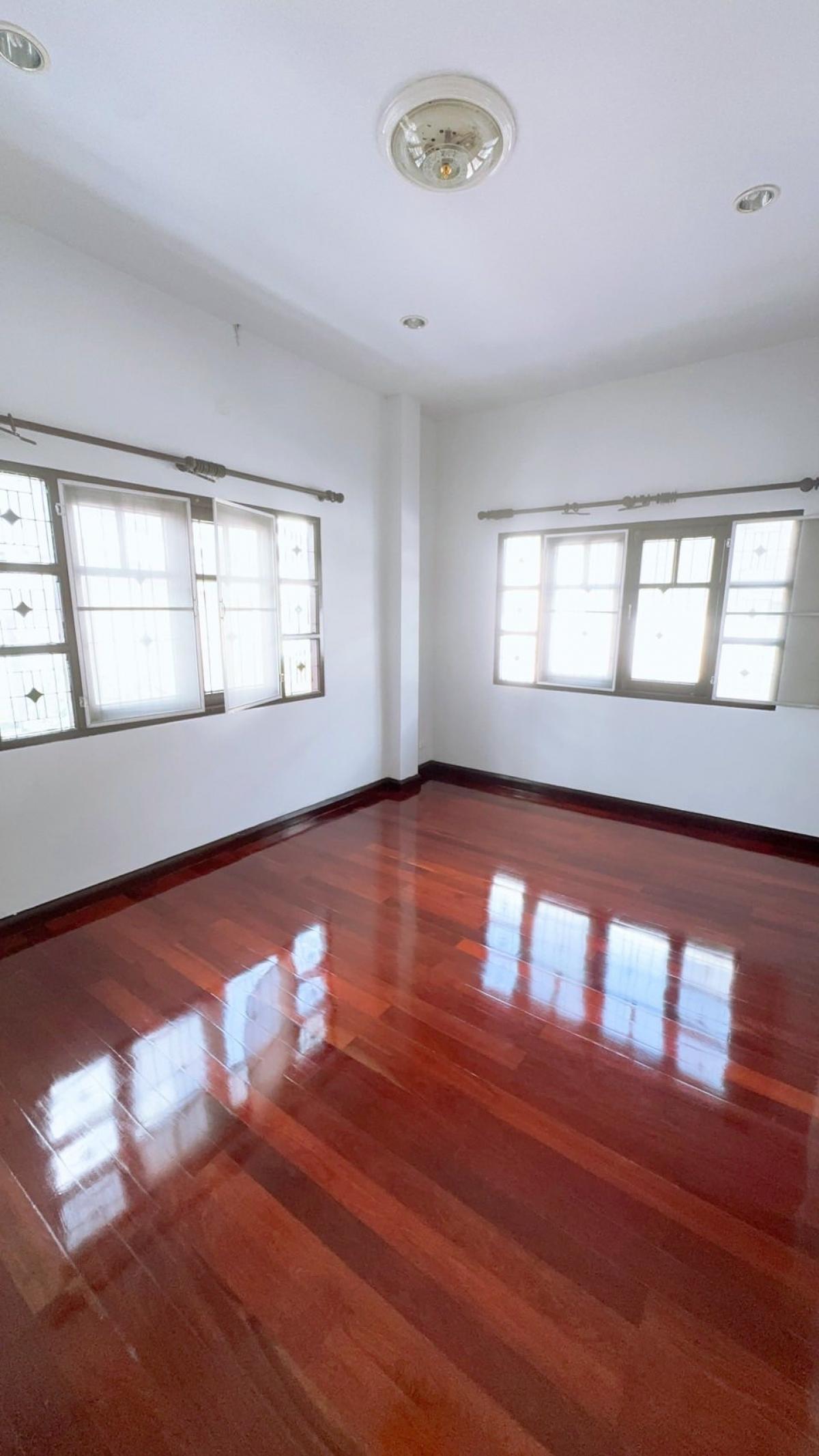 ขายบ้านลาดพร้าว เซ็นทรัลลาดพร้าว : 28/02/2026, บ้านเดี่ยว 4 ห้องนอน ใจกลางลาดพร้าว ใกล้รถไฟฟ้า 
พร้อมที่ดิน 50 ตรว. ราคา 6.99 ล้าน ตัดสินใจวันนี้ได้เลย!