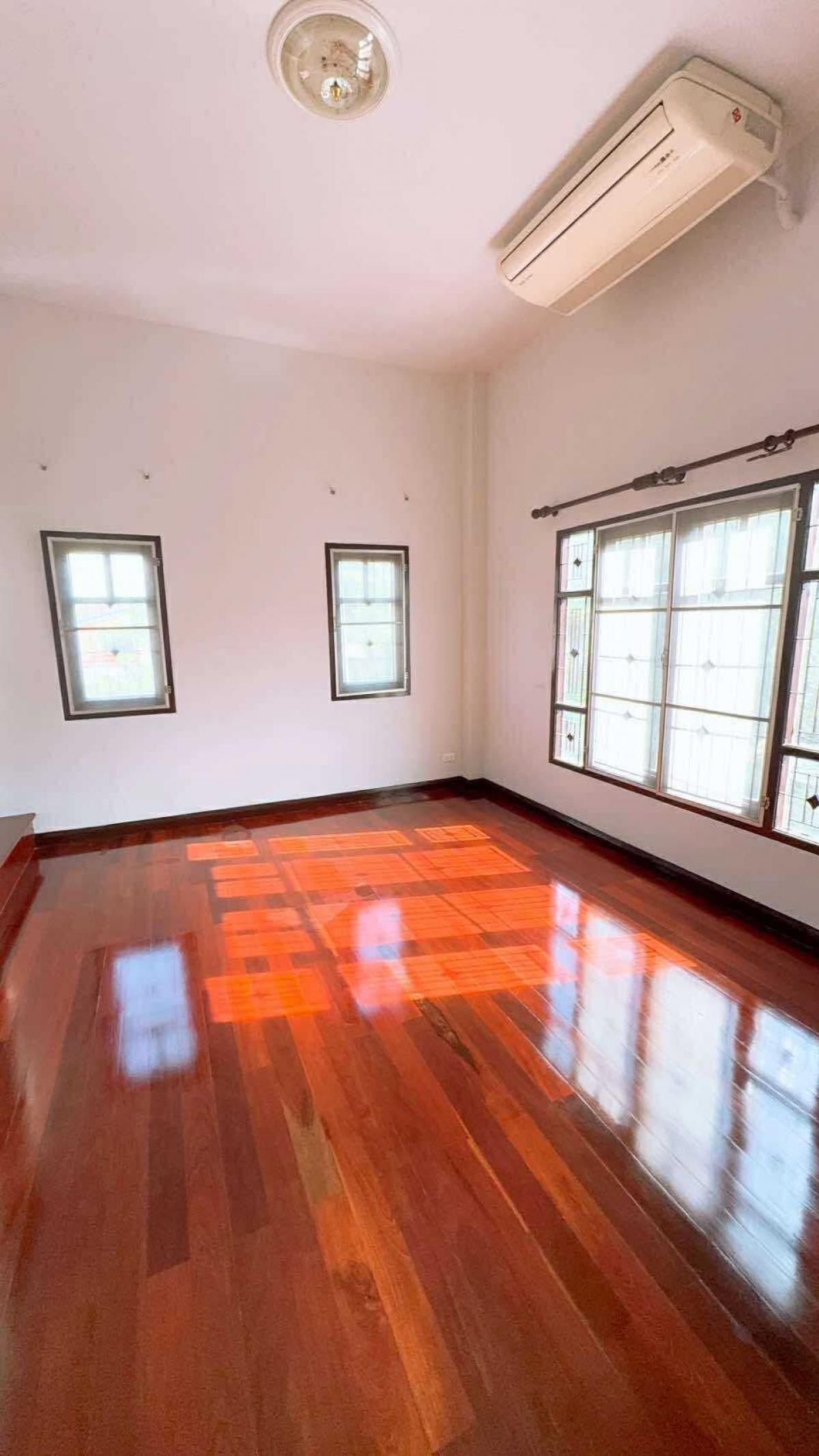 ขายบ้านลาดพร้าว เซ็นทรัลลาดพร้าว : 28/02/2026, บ้านเดี่ยว 4 ห้องนอน ใจกลางลาดพร้าว ใกล้รถไฟฟ้า 
พร้อมที่ดิน 50 ตรว. ราคา 6.99 ล้าน ตัดสินใจวันนี้ได้เลย!