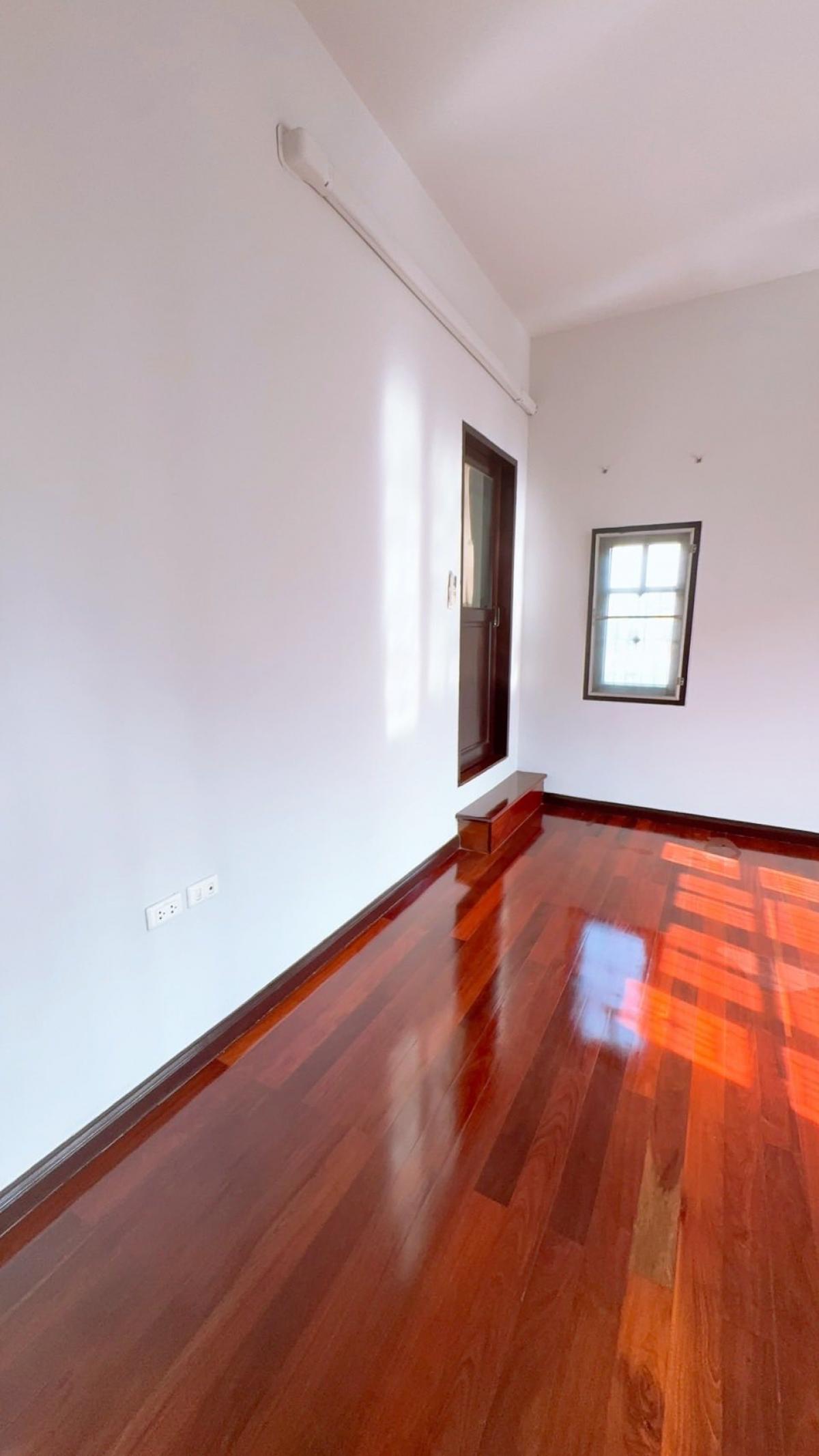 ขายบ้านลาดพร้าว เซ็นทรัลลาดพร้าว : 28/02/2026, บ้านเดี่ยว 4 ห้องนอน ใจกลางลาดพร้าว ใกล้รถไฟฟ้า 
พร้อมที่ดิน 50 ตรว. ราคา 6.99 ล้าน ตัดสินใจวันนี้ได้เลย!