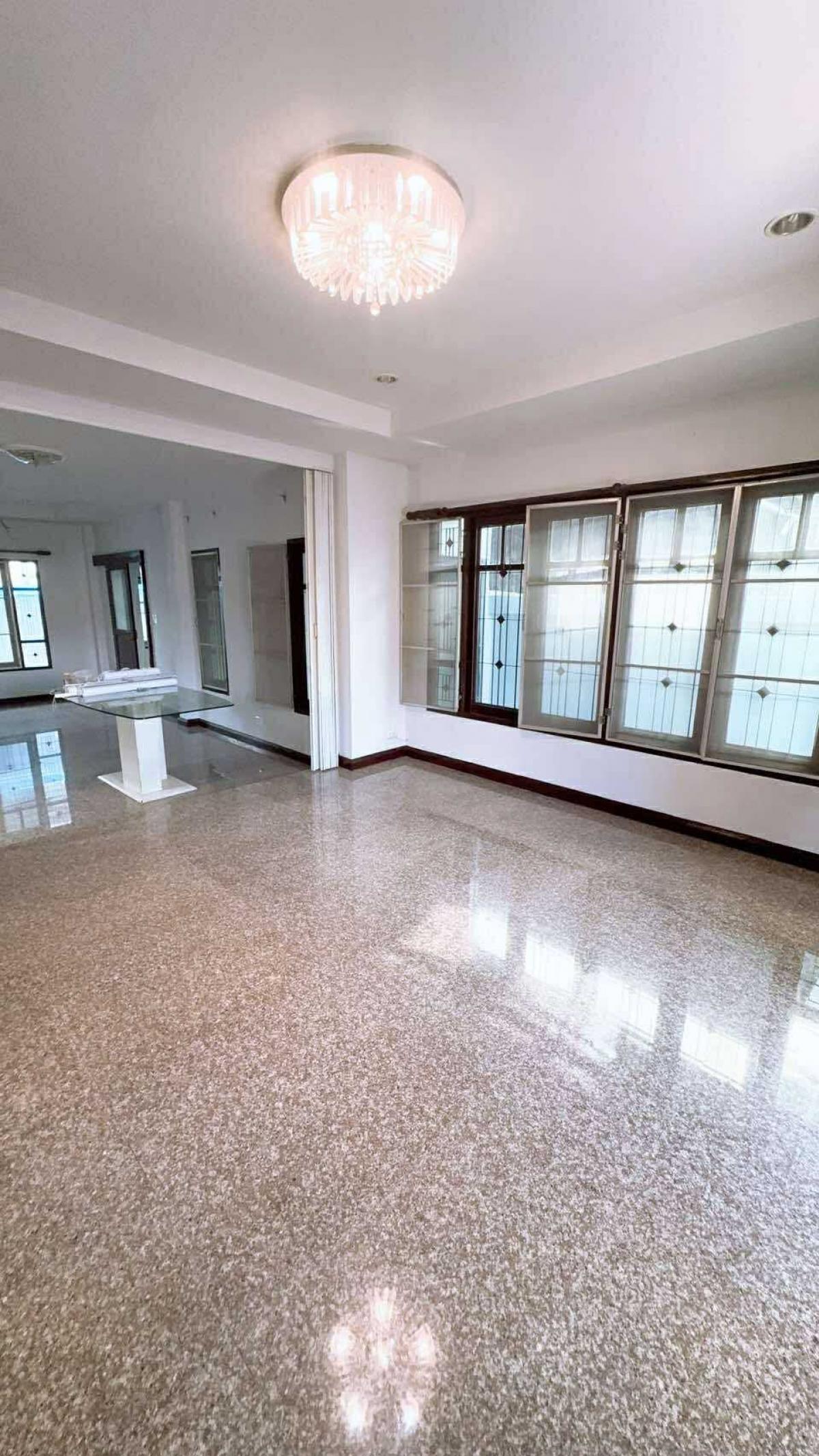 ขายบ้านลาดพร้าว เซ็นทรัลลาดพร้าว : 28/02/2026, บ้านเดี่ยว 4 ห้องนอน ใจกลางลาดพร้าว ใกล้รถไฟฟ้า 
พร้อมที่ดิน 50 ตรว. ราคา 6.99 ล้าน ตัดสินใจวันนี้ได้เลย!