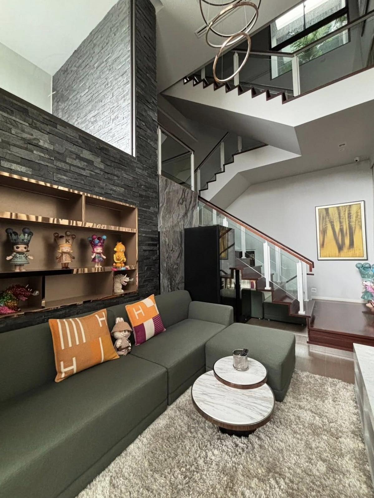 ขายบ้านเลียบทางด่วนรามอินทรา : 28/02/2026, บ้านหรู 4 ห้องนอน กลางเมืองเอกมัย-รามอินทรา 
ราคาพิเศษ 25 ล้าน พร้อมพื้นที่กว้าง 346 ตร.ม.