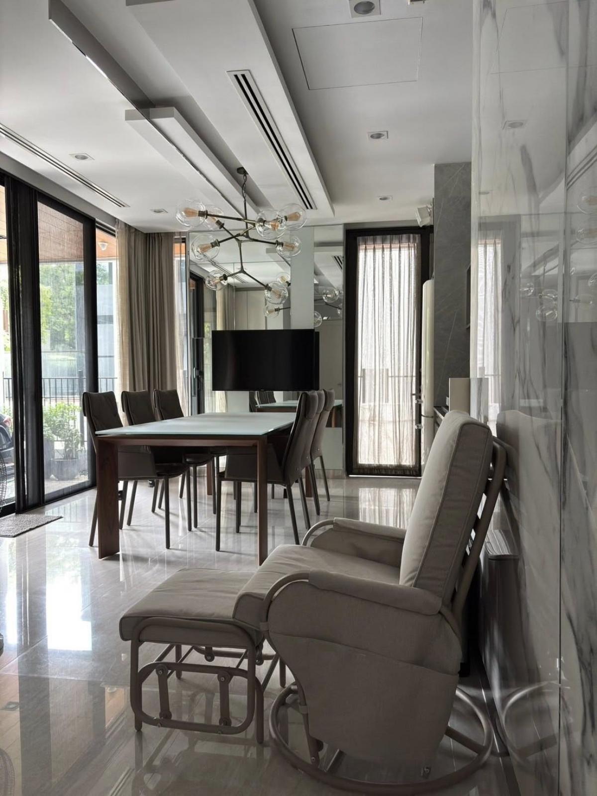 ขายบ้านเลียบทางด่วนรามอินทรา : 28/02/2026, บ้านหรู 4 ห้องนอน กลางเมืองเอกมัย-รามอินทรา 
ราคาพิเศษ 25 ล้าน พร้อมพื้นที่กว้าง 346 ตร.ม.