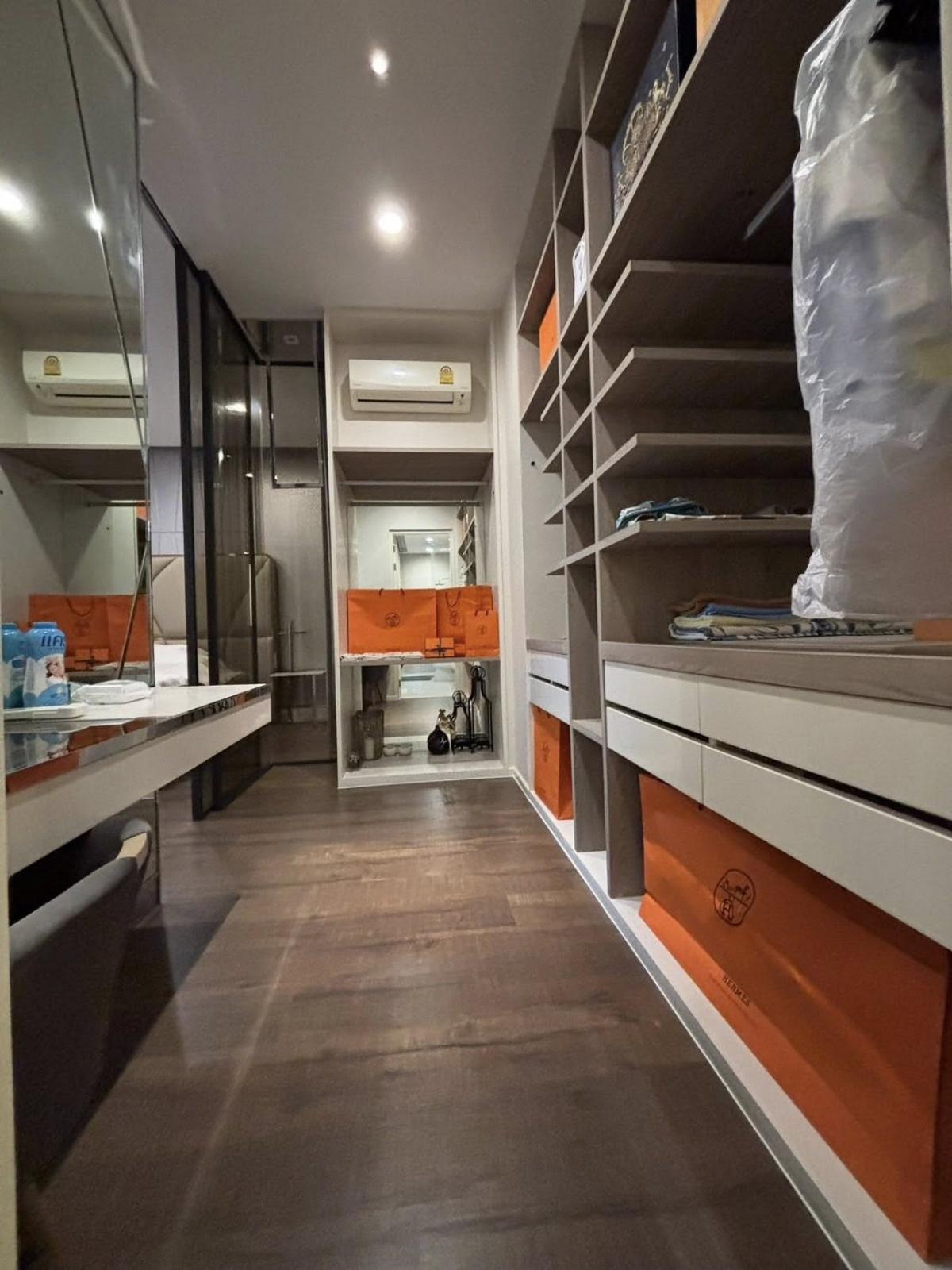 ขายบ้านเลียบทางด่วนรามอินทรา : 28/02/2026, บ้านหรู 4 ห้องนอน กลางเมืองเอกมัย-รามอินทรา 
ราคาพิเศษ 25 ล้าน พร้อมพื้นที่กว้าง 346 ตร.ม.