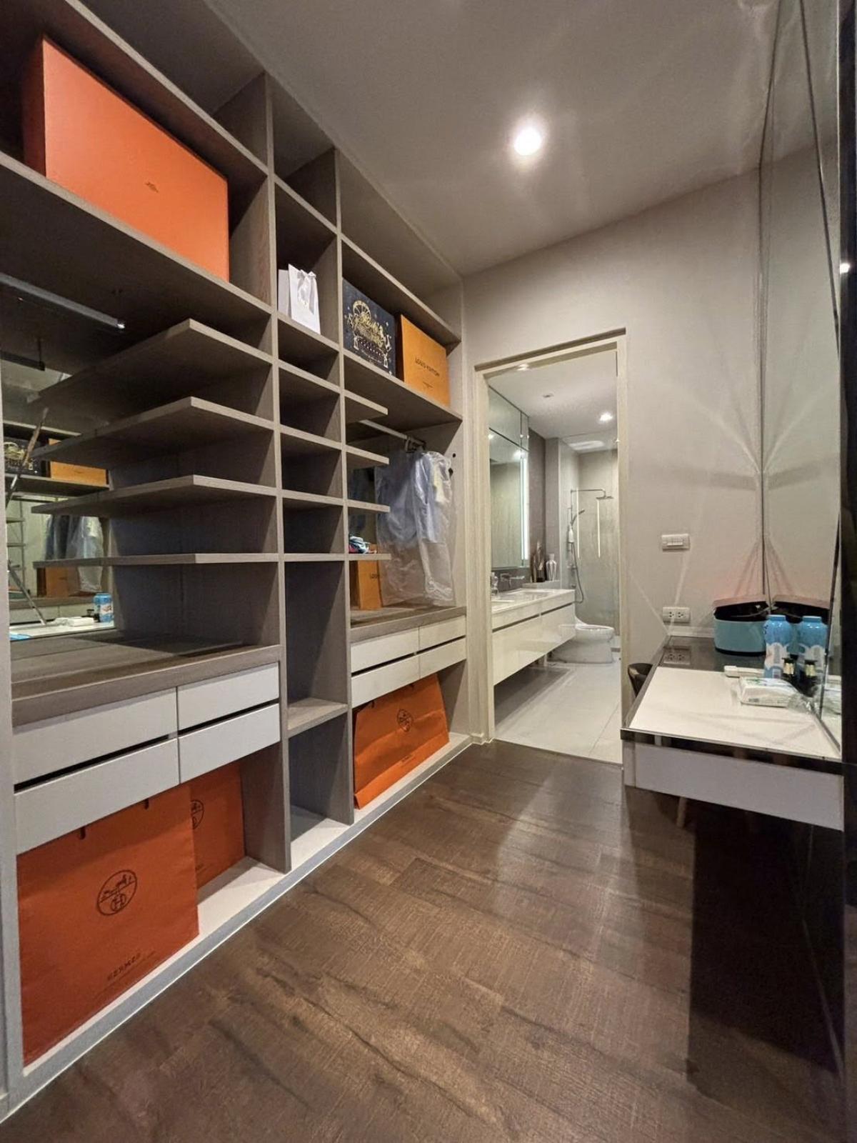 ขายบ้านเลียบทางด่วนรามอินทรา : 28/02/2026, บ้านหรู 4 ห้องนอน กลางเมืองเอกมัย-รามอินทรา 
ราคาพิเศษ 25 ล้าน พร้อมพื้นที่กว้าง 346 ตร.ม.