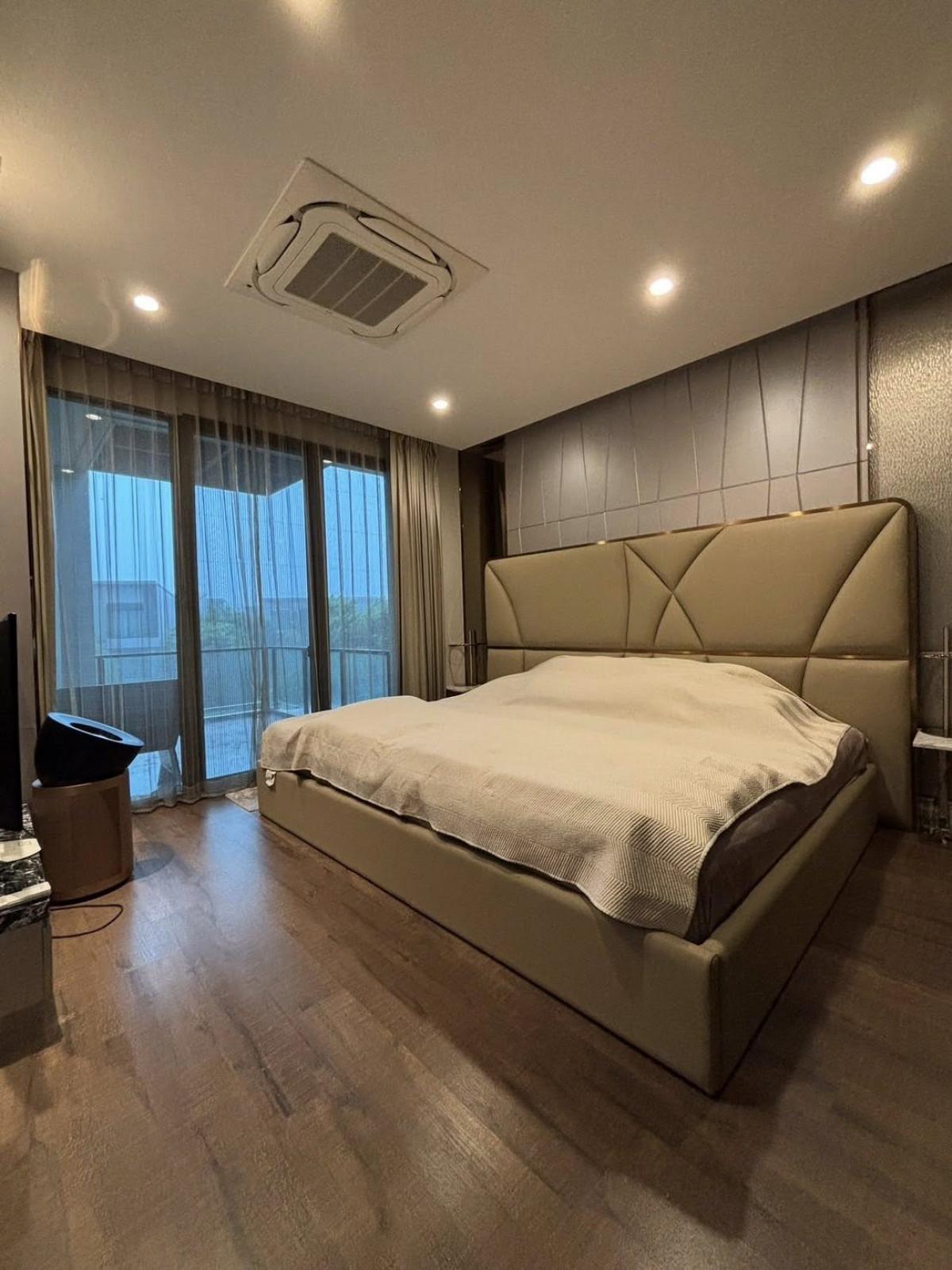 ขายบ้านเลียบทางด่วนรามอินทรา : 28/02/2026, บ้านหรู 4 ห้องนอน กลางเมืองเอกมัย-รามอินทรา 
ราคาพิเศษ 25 ล้าน พร้อมพื้นที่กว้าง 346 ตร.ม.