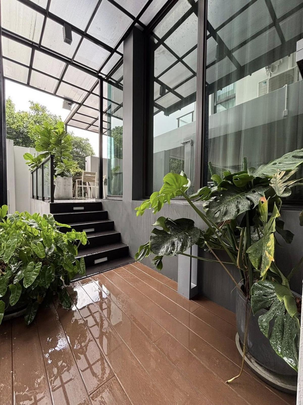 ขายบ้านเลียบทางด่วนรามอินทรา : 28/02/2026, บ้านหรู 4 ห้องนอน กลางเมืองเอกมัย-รามอินทรา 
ราคาพิเศษ 25 ล้าน พร้อมพื้นที่กว้าง 346 ตร.ม.