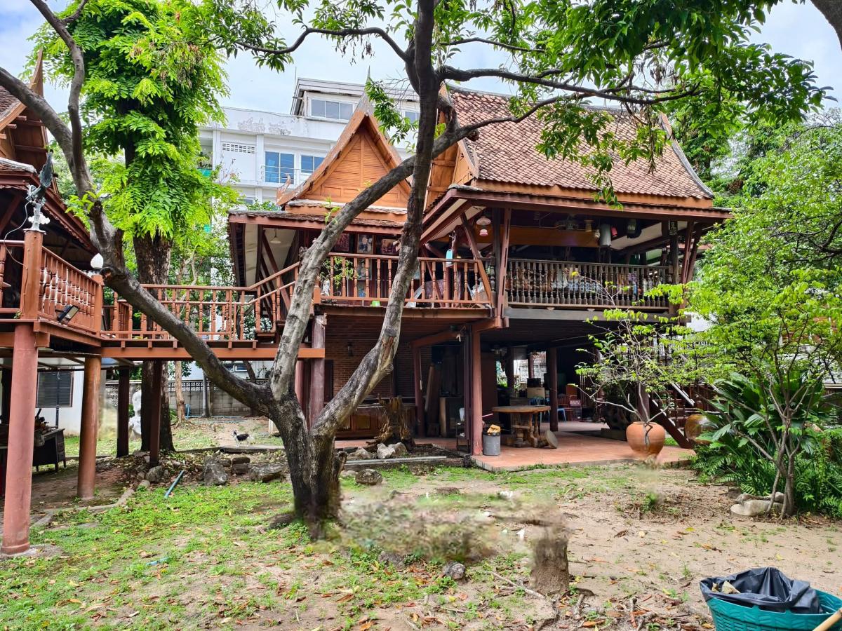 ขายบ้านลาดพร้าว เซ็นทรัลลาดพร้าว : 28/02/2026, บ้านหรู 4 ห้องนอน ใจกลางลาดพร้าว ขาย 60 ล้าน 
พื้นที่ดินกว้าง 475 ตร.วา ตอบโจทย์ครอบครัวใหญ่