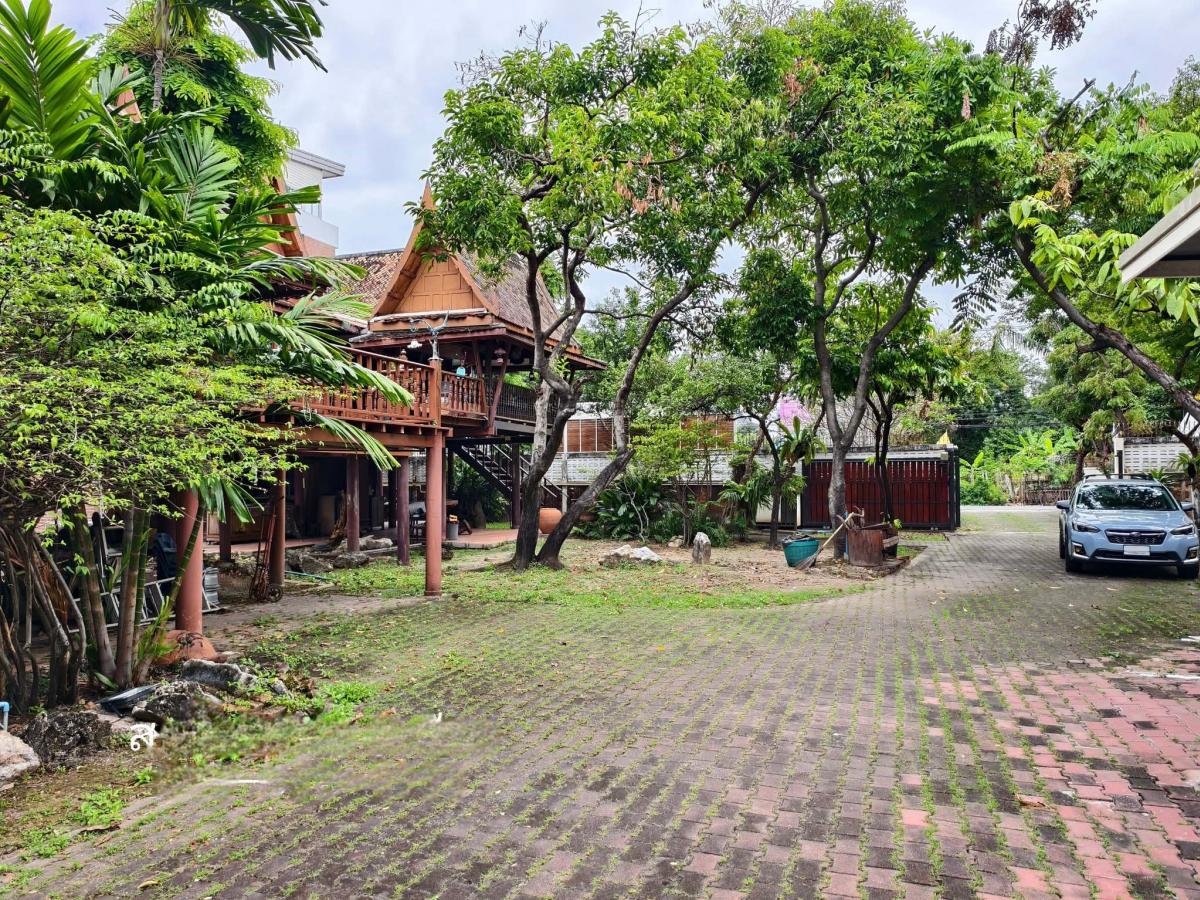 ขายบ้านลาดพร้าว เซ็นทรัลลาดพร้าว : 28/02/2026, บ้านหรู 4 ห้องนอน ใจกลางลาดพร้าว ขาย 60 ล้าน 
พื้นที่ดินกว้าง 475 ตร.วา ตอบโจทย์ครอบครัวใหญ่