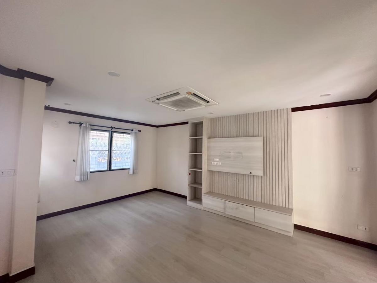 For SaleHouseKaset Nawamin,Ladplakao : 28/02/2026, Beautiful 4 bedroom house in the heart of the city, Phahon Yothin with land 54 sq m. 
A worthwhile investment, selling price only 8 million. Get a golden opportunity today!