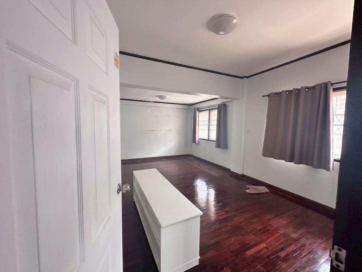 For SaleHouseKaset Nawamin,Ladplakao : 28/02/2026, Beautiful 4 bedroom house in the heart of the city, Phahon Yothin with land 54 sq m. 
A worthwhile investment, selling price only 8 million. Get a golden opportunity today!