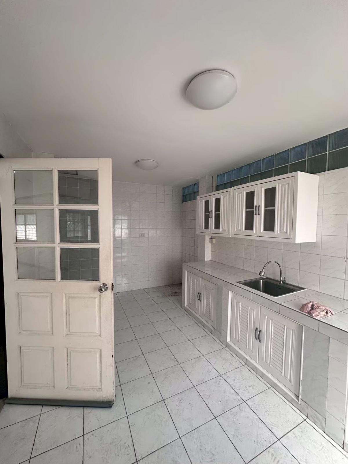 For SaleHouseKaset Nawamin,Ladplakao : 28/02/2026, Beautiful 4 bedroom house in the heart of the city, Phahon Yothin with land 54 sq m. 
A worthwhile investment, selling price only 8 million. Get a golden opportunity today!