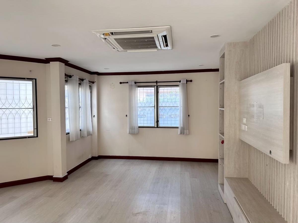 For SaleHouseKaset Nawamin,Ladplakao : 28/02/2026, Beautiful 4 bedroom house in the heart of the city, Phahon Yothin with land 54 sq m. 
A worthwhile investment, selling price only 8 million. Get a golden opportunity today!