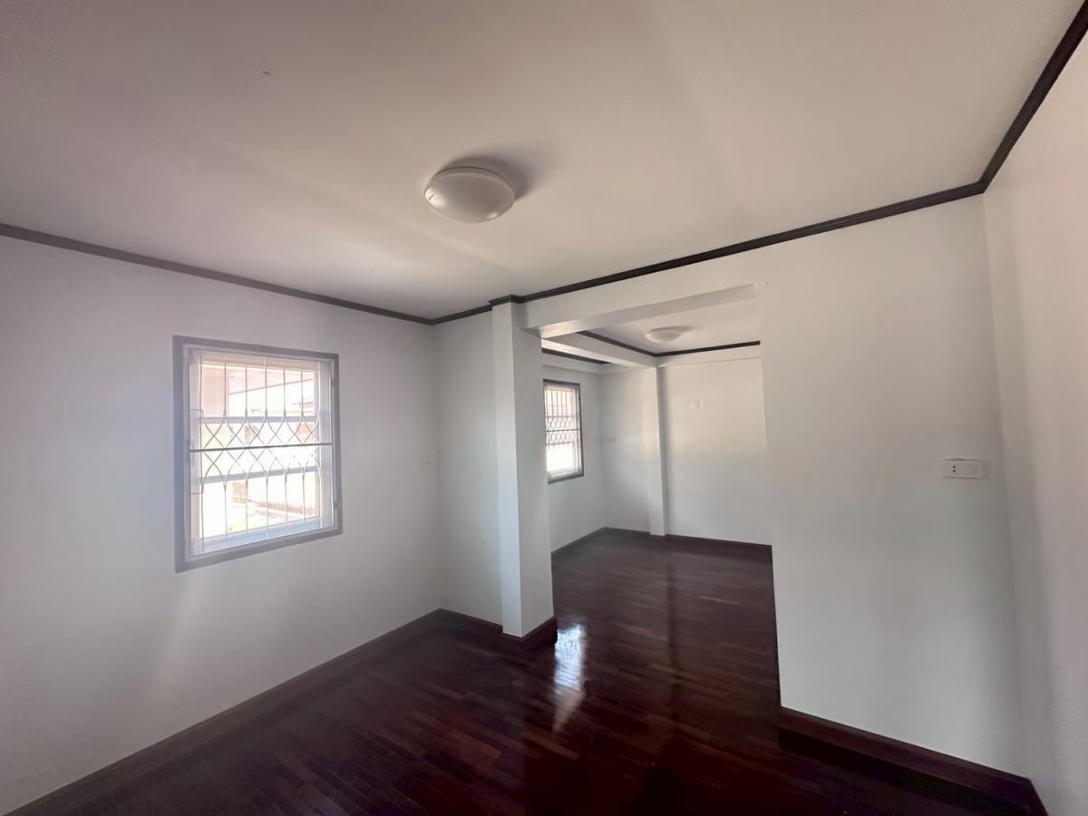 For SaleHouseKaset Nawamin,Ladplakao : 28/02/2026, Beautiful 4 bedroom house in the heart of the city, Phahon Yothin with land 54 sq m. 
A worthwhile investment, selling price only 8 million. Get a golden opportunity today!