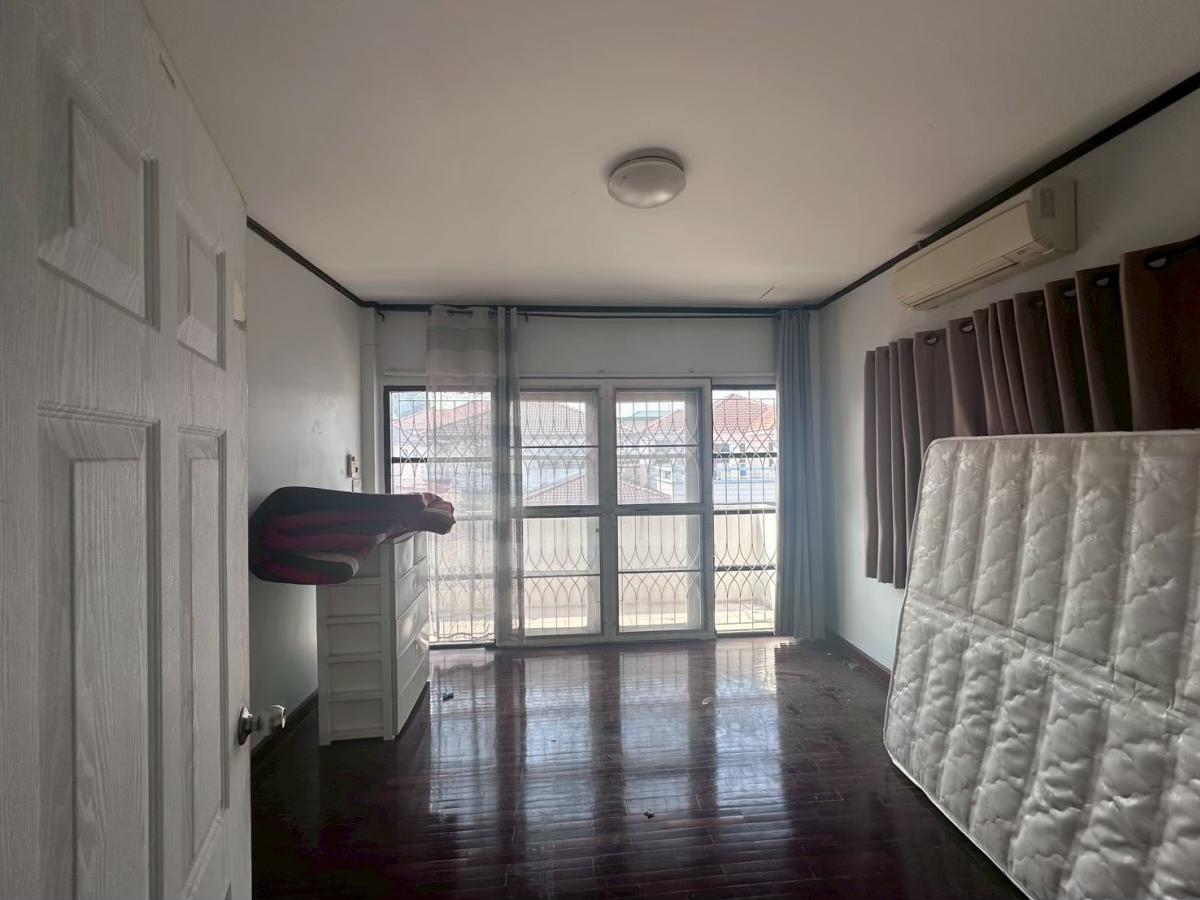 For SaleHouseKaset Nawamin,Ladplakao : 28/02/2026, Beautiful 4 bedroom house in the heart of the city, Phahon Yothin with land 54 sq m. 
A worthwhile investment, selling price only 8 million. Get a golden opportunity today!