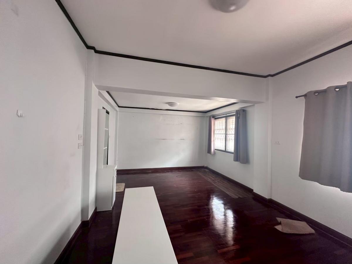 For SaleHouseKaset Nawamin,Ladplakao : 28/02/2026, Beautiful 4 bedroom house in the heart of the city, Phahon Yothin with land 54 sq m. 
A worthwhile investment, selling price only 8 million. Get a golden opportunity today!