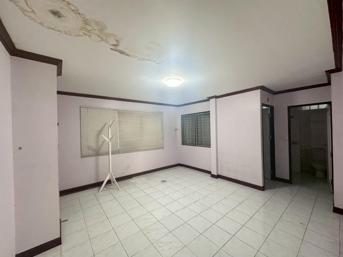 For SaleHouseKaset Nawamin,Ladplakao : 28/02/2026, Beautiful 4 bedroom house in the heart of the city, Phahon Yothin with land 54 sq m. 
A worthwhile investment, selling price only 8 million. Get a golden opportunity today!