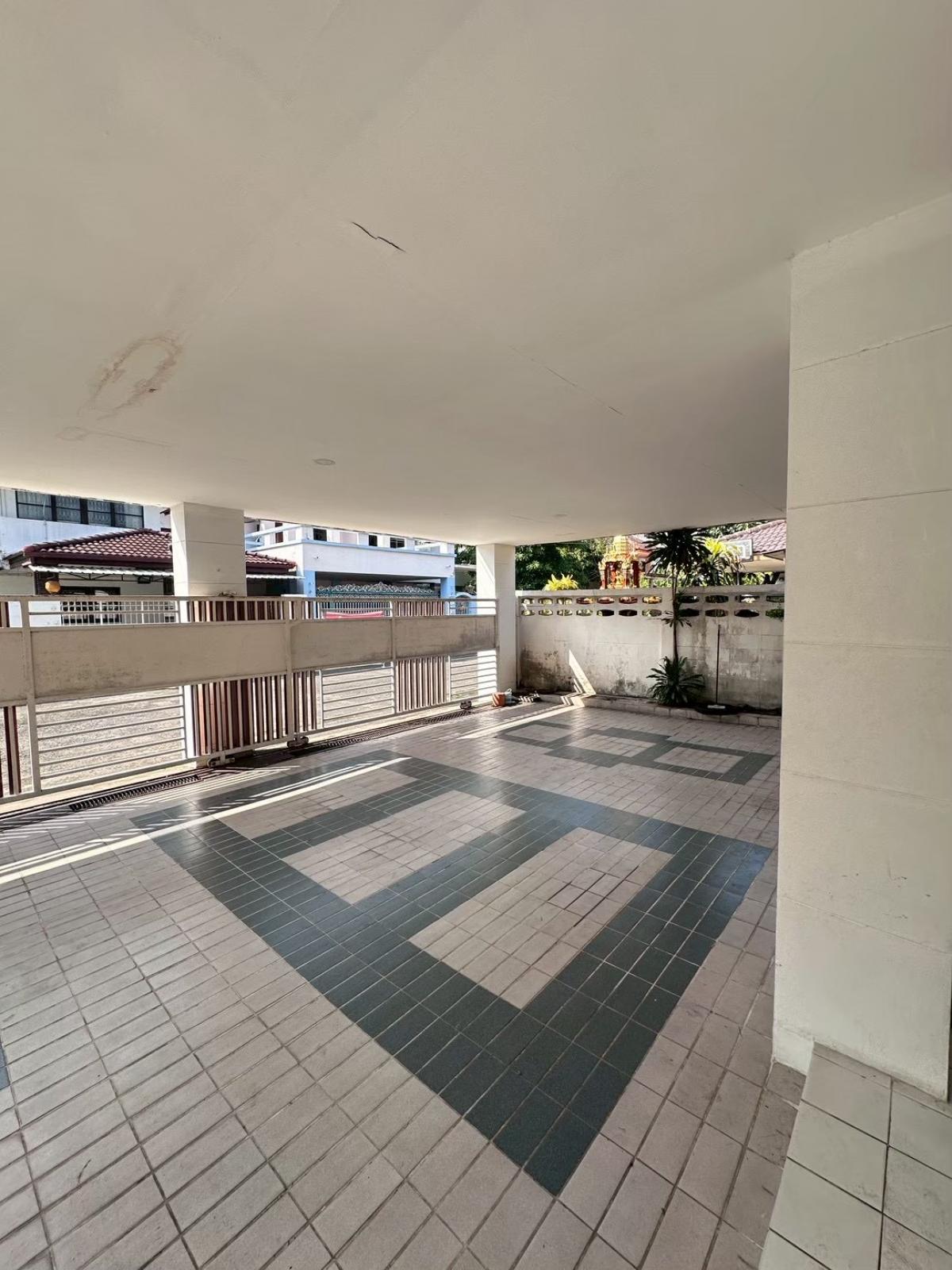 For SaleHouseKaset Nawamin,Ladplakao : 28/02/2026, Beautiful 4 bedroom house in the heart of the city, Phahon Yothin with land 54 sq m. 
A worthwhile investment, selling price only 8 million. Get a golden opportunity today!