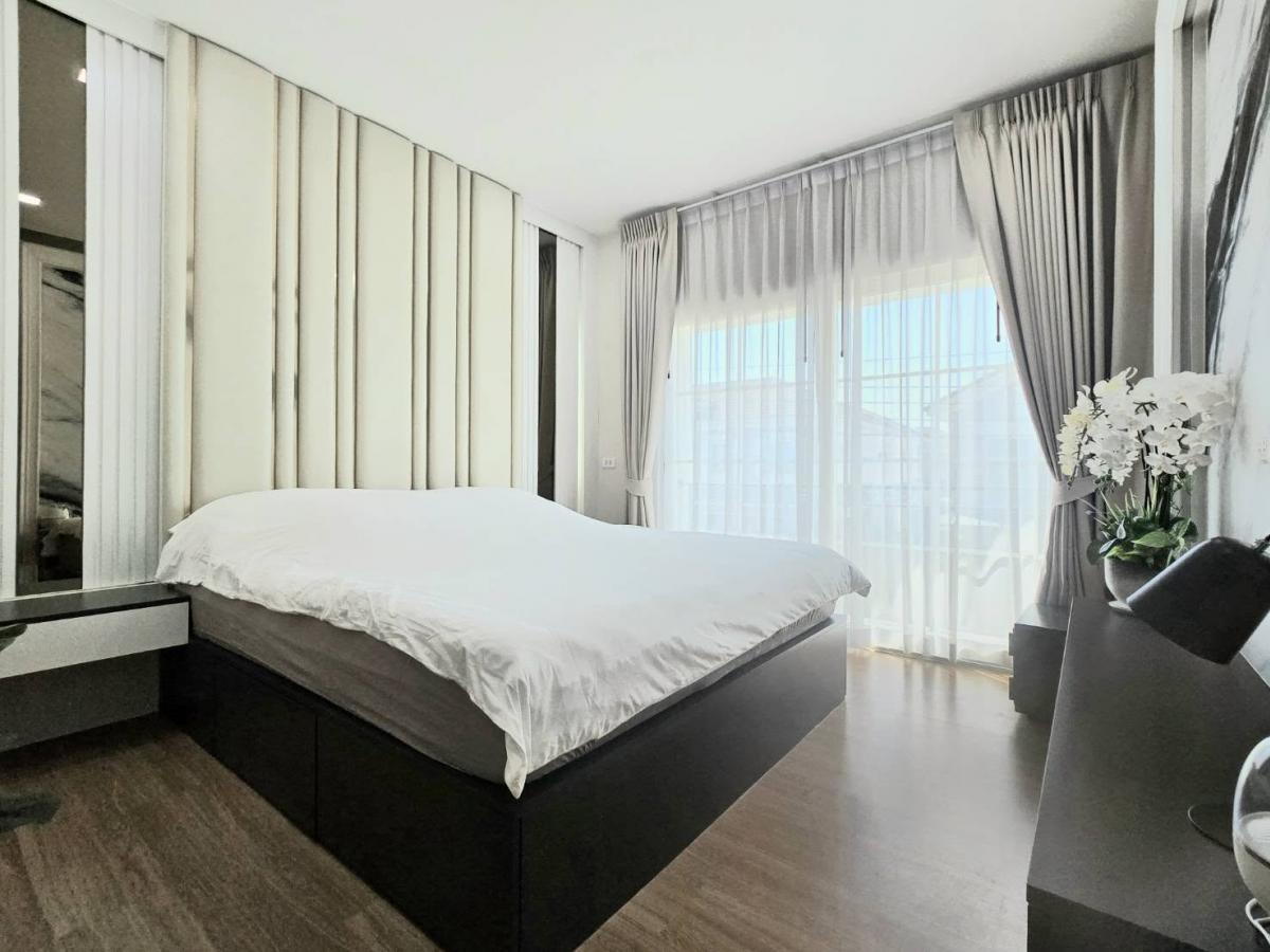 ขายบ้านลาดกระบัง สุวรรณภูมิ : 28/02/2026, บ้านเดี่ยว 3 ห้องนอน บรรยากาศเงียบสงบ ใกล้บางนา-สวนหลวง 
เช่าหรือซื้อได้ เริ่มต้นเพียง 6.8 ล้าน ลงตัวสำหรับครอบครัวทันสมัย