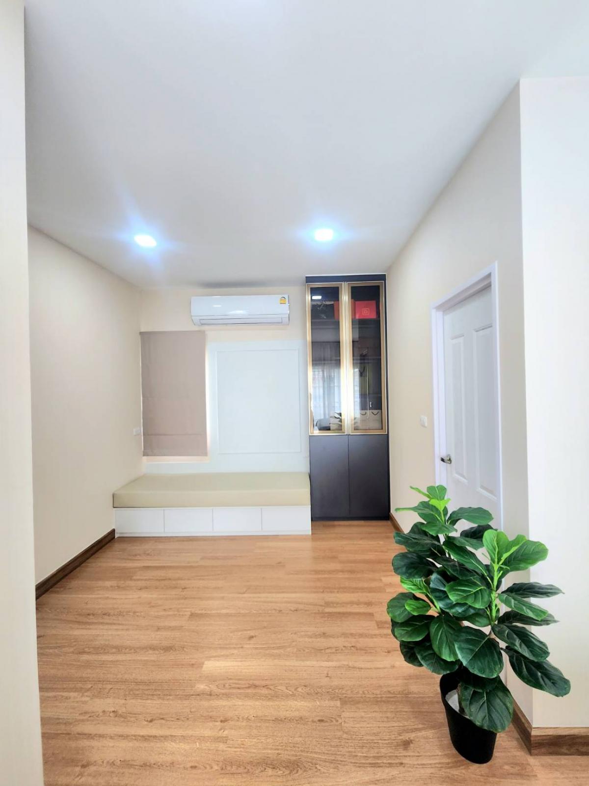 ขายบ้านลาดกระบัง สุวรรณภูมิ : 28/02/2026, บ้านเดี่ยว 3 ห้องนอน บรรยากาศเงียบสงบ ใกล้บางนา-สวนหลวง 
เช่าหรือซื้อได้ เริ่มต้นเพียง 6.8 ล้าน ลงตัวสำหรับครอบครัวทันสมัย