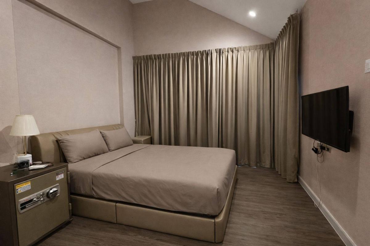 ขายบ้านพระราม 5 ราชพฤกษ์ บางกรวย : 28/02/2026, บ้านเดี่ยว 4 ห้องนอน สาทร-ปิ่นเกล้า ใกล้ Central Westville 
พื้นที่กว้าง 248 ตร.ม. ราคาขาย 15.3 ล้าน หรือเช่า 70,000 บ./ด.