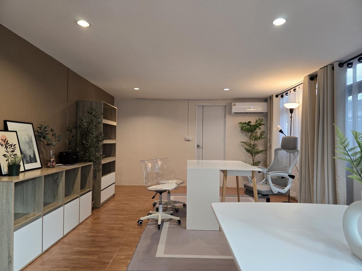 For RentOfficeKaset Nawamin,Ladplakao : 28/02/2026, Luxury townhome, 3 bedrooms, next to the main road, near Lat Phrao-Ratchayothin. 
Area 50 sq m, rental price only 40,000 baht/month, best value in the zone!