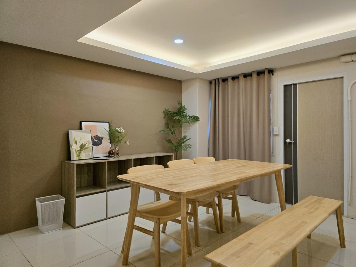 For RentOfficeKaset Nawamin,Ladplakao : 28/02/2026, Luxury townhome, 3 bedrooms, next to the main road, near Lat Phrao-Ratchayothin. 
Area 50 sq m, rental price only 40,000 baht/month, best value in the zone!