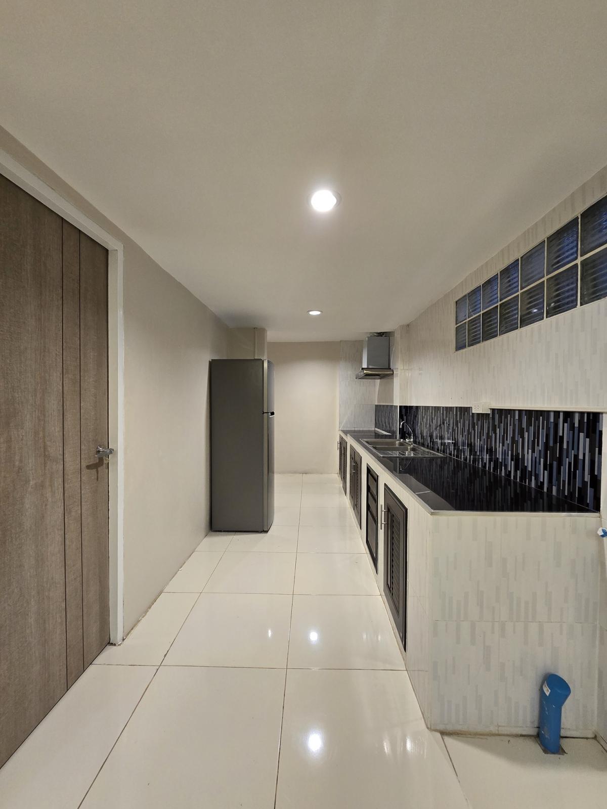 For RentOfficeKaset Nawamin,Ladplakao : 28/02/2026, Luxury townhome, 3 bedrooms, next to the main road, near Lat Phrao-Ratchayothin. 
Area 50 sq m, rental price only 40,000 baht/month, best value in the zone!