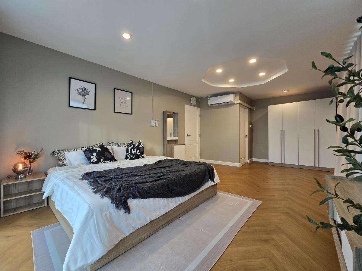 For RentOfficeKaset Nawamin,Ladplakao : 28/02/2026, Luxury townhome, 3 bedrooms, next to the main road, near Lat Phrao-Ratchayothin. 
Area 50 sq m, rental price only 40,000 baht/month, best value in the zone!