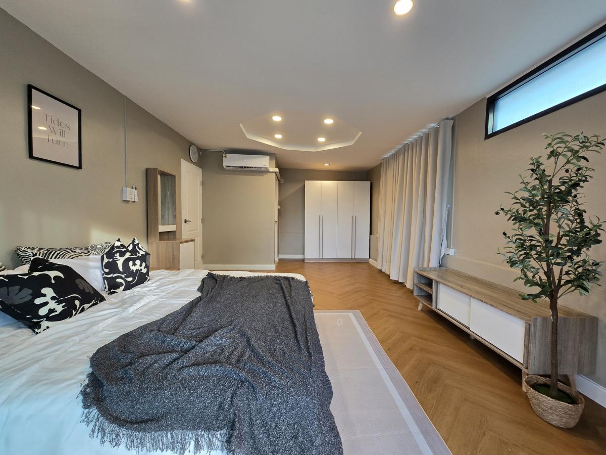 For RentOfficeKaset Nawamin,Ladplakao : 28/02/2026, Luxury townhome, 3 bedrooms, next to the main road, near Lat Phrao-Ratchayothin. 
Area 50 sq m, rental price only 40,000 baht/month, best value in the zone!