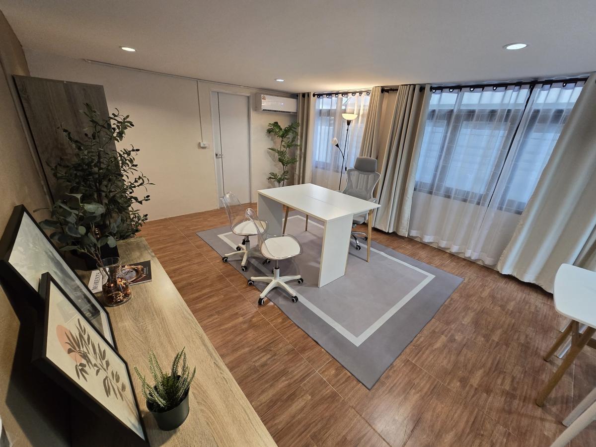 For RentOfficeKaset Nawamin,Ladplakao : 28/02/2026, Luxury townhome, 3 bedrooms, next to the main road, near Lat Phrao-Ratchayothin. 
Area 50 sq m, rental price only 40,000 baht/month, best value in the zone!