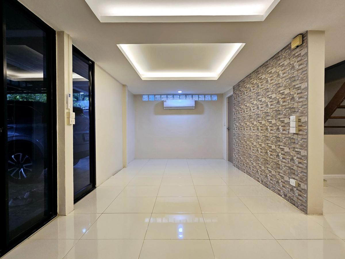 For RentOfficeKaset Nawamin,Ladplakao : 28/02/2026, Luxury townhome, 3 bedrooms, next to the main road, near Lat Phrao-Ratchayothin. 
Area 50 sq m, rental price only 40,000 baht/month, best value in the zone!