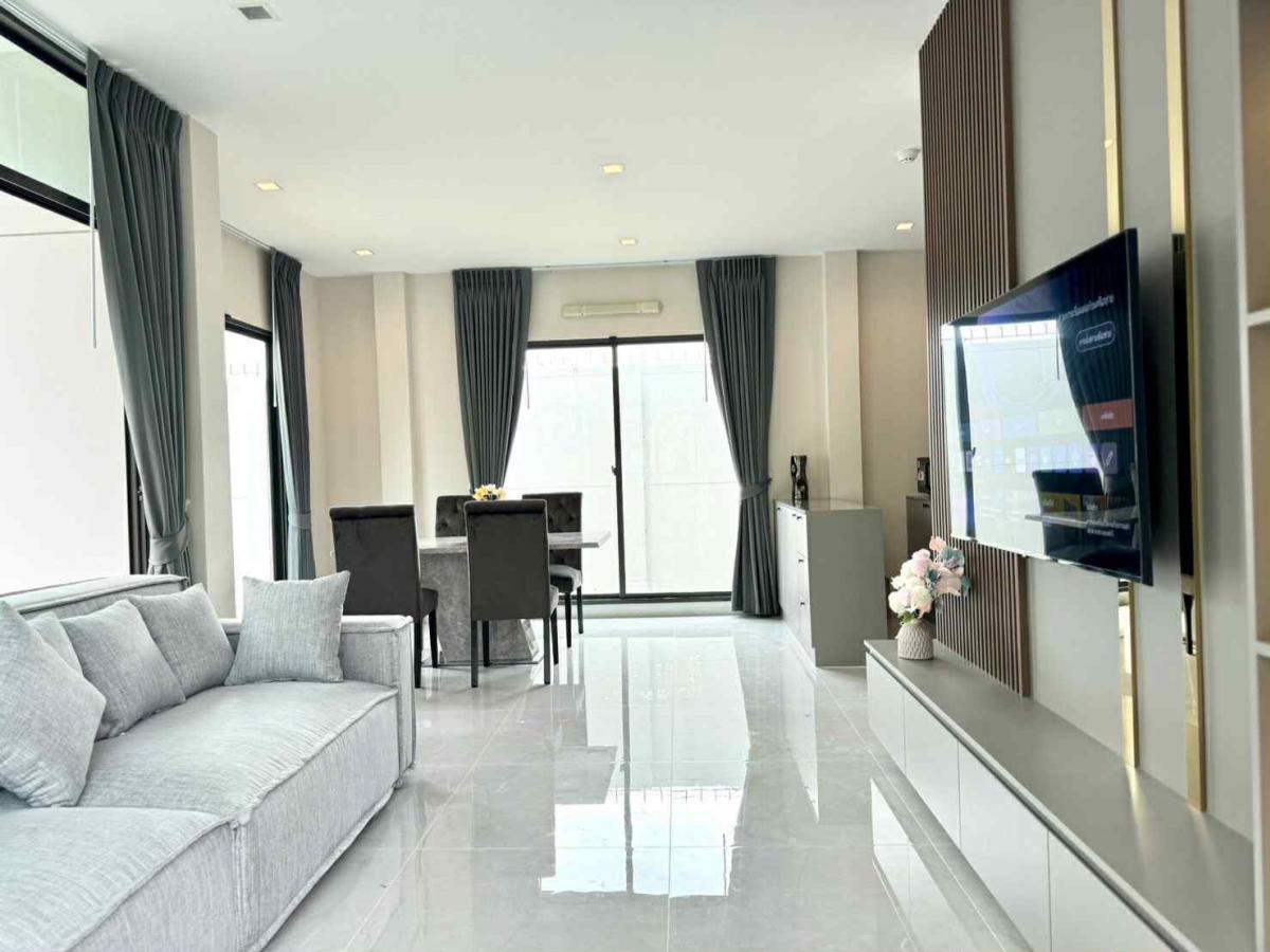 ให้เช่าบ้านบางนา แบริ่ง ลาซาล : 28/02/2026, เช่าบ้านเดี่ยวหรู 4 ห้องนอน บางกอกบูเลอวาร์ด บางนา กม.5 
พื้นที่กว้าง 237 ตร.ม. พร้อมที่จอดรถ เดินทางสะดวก!