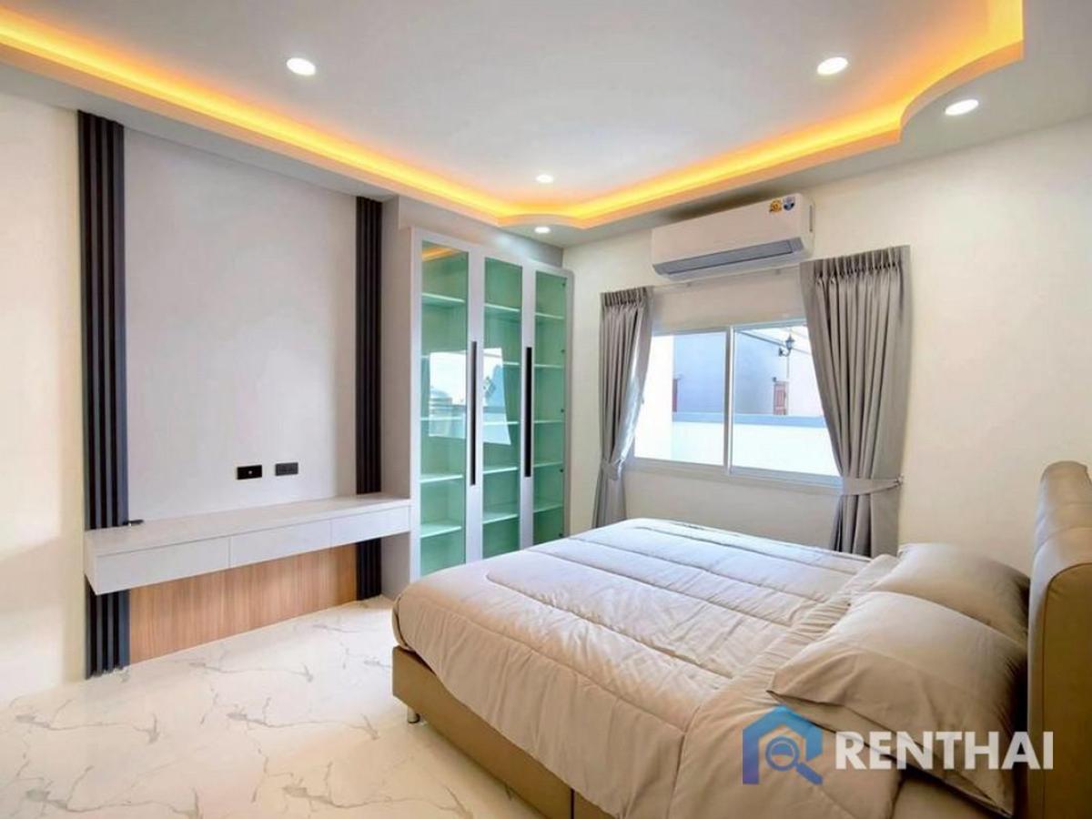 For SaleHousePattaya, Bangsaen, Chonburi : Modern Detached House with Private Swimming Pool