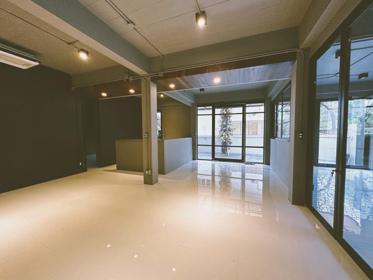 ให้เช่าสำนักงานลาดพร้าว เซ็นทรัลลาดพร้าว : 03/04/2026, ติดถนนใหญ่ลาดพร้าว บ้านสำนักงาน 10 ห้องนอน พื้นที่ 1,200 ตรม. ให้เช่า 350,000 บาท/เดือน 
โอกาสทองทำธุรกิจ ใกล้แยกลาดพร้าว-รัชโยธิน เดินทางสะดวกสุดๆ 0642748883