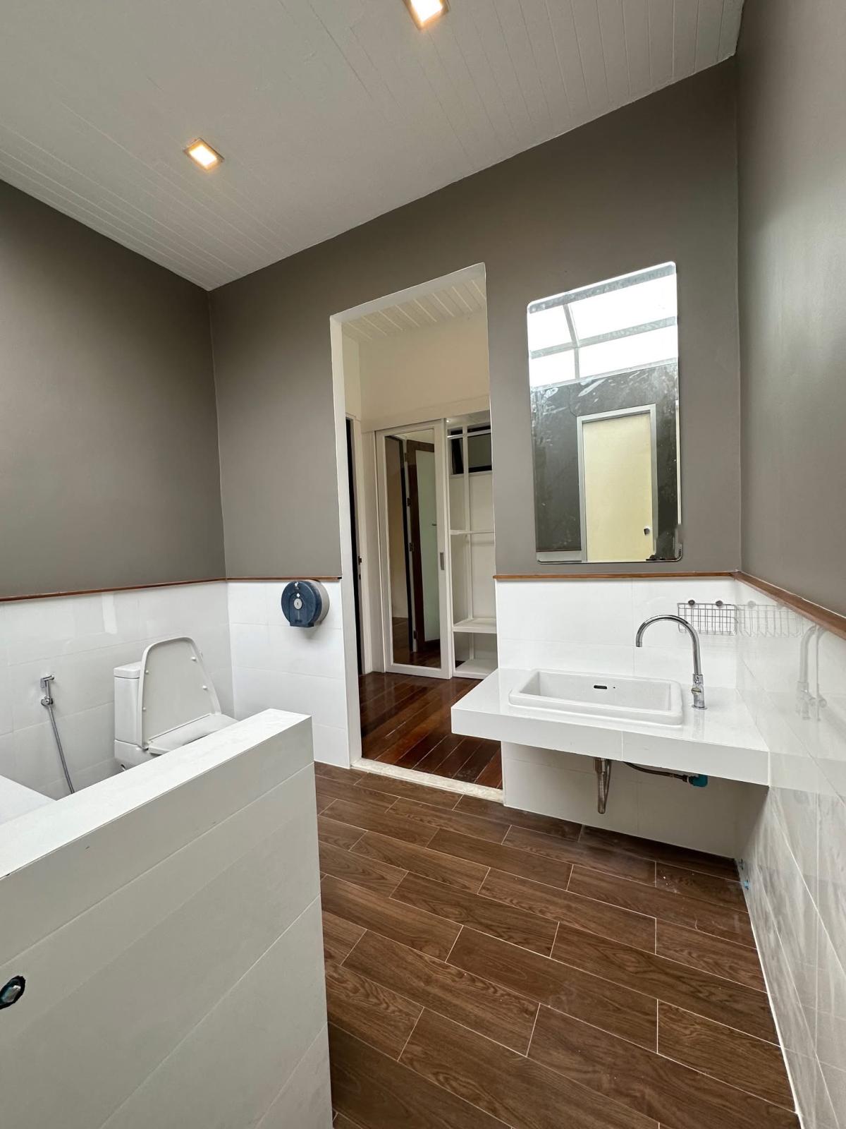 ให้เช่าสำนักงานลาดพร้าว เซ็นทรัลลาดพร้าว : 03/04/2026, ติดถนนใหญ่ลาดพร้าว บ้านสำนักงาน 10 ห้องนอน พื้นที่ 1,200 ตรม. ให้เช่า 350,000 บาท/เดือน 
โอกาสทองทำธุรกิจ ใกล้แยกลาดพร้าว-รัชโยธิน เดินทางสะดวกสุดๆ 0642748883